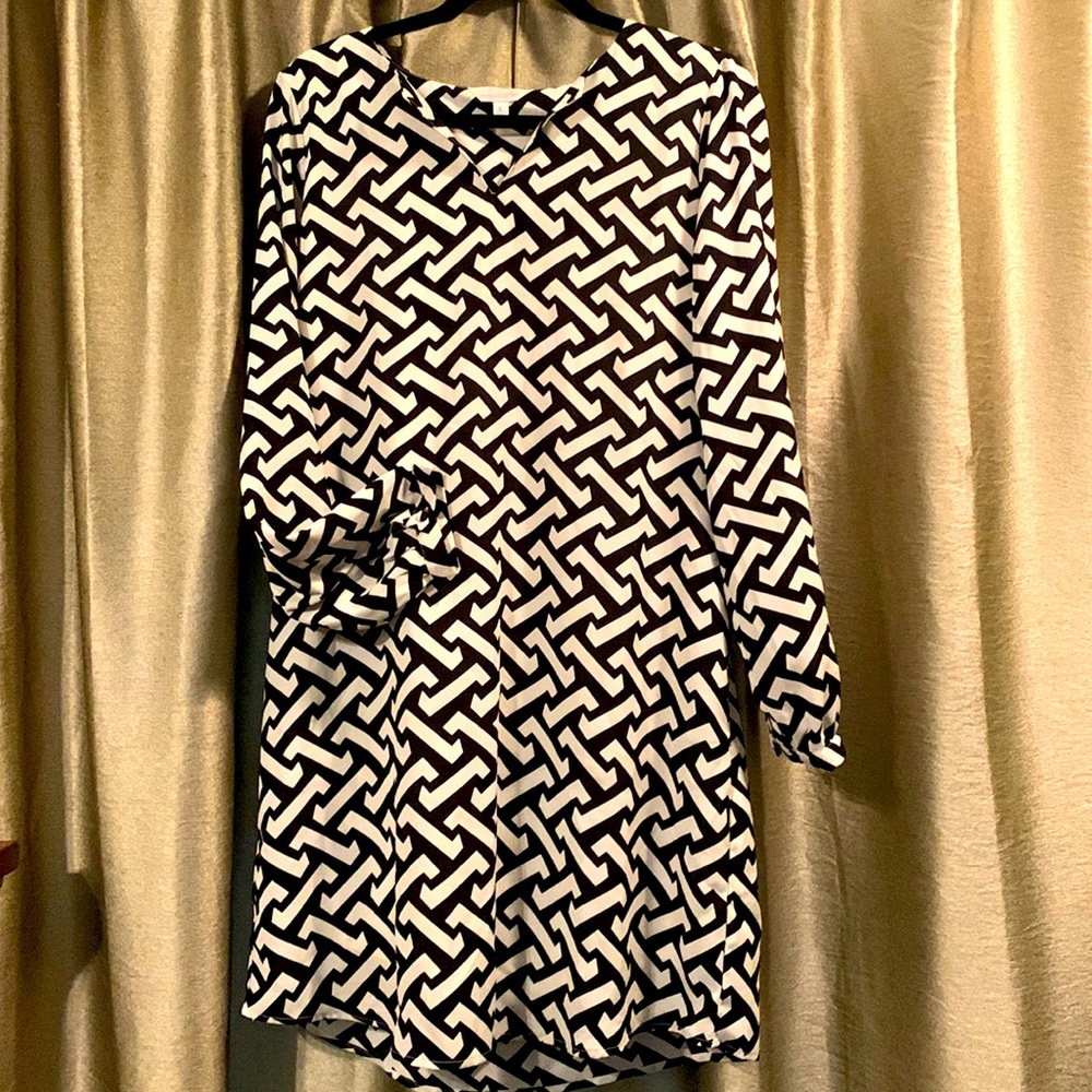 Like new Charming Charlie size L fully-lined black/white sheath
